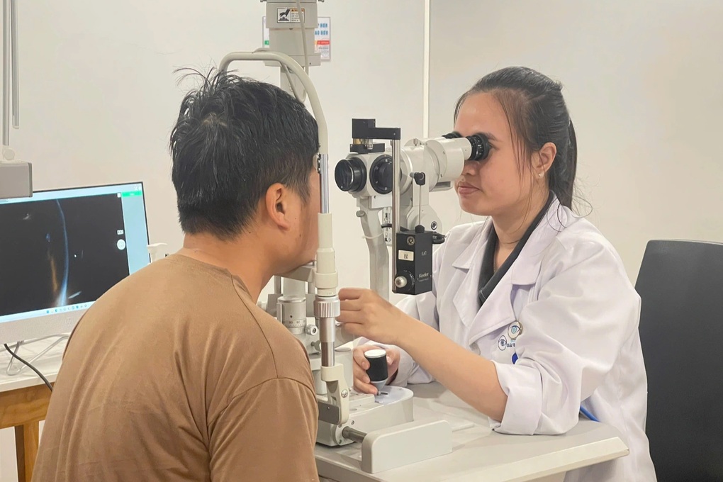 Đèn huỳnh quang phát nổ, mảnh vỡ văng thủng mắt nam thanh niên - 2 Đèn huỳnh quang phát nổ, mảnh vỡ văng thủng mắt nam thanh niên - 2