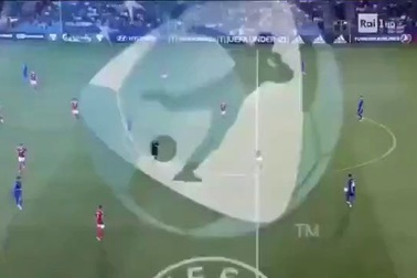 Donnarumma bị cổ động viên tấn công bằng tiền giả