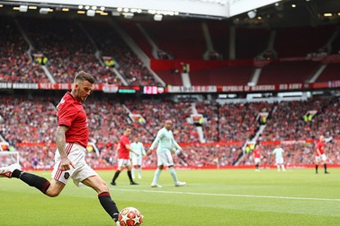 Ở tuổi 44, Beckham vẫn tạt bóng “ngọt lịm”, làm say lòng người