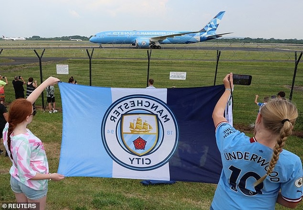 Man City mang Cúp Champions League về Anh ăn mừng cùng người hâm mộ - 11 Man City mang Cúp Champions League về Anh ăn mừng cùng người hâm mộ - 11