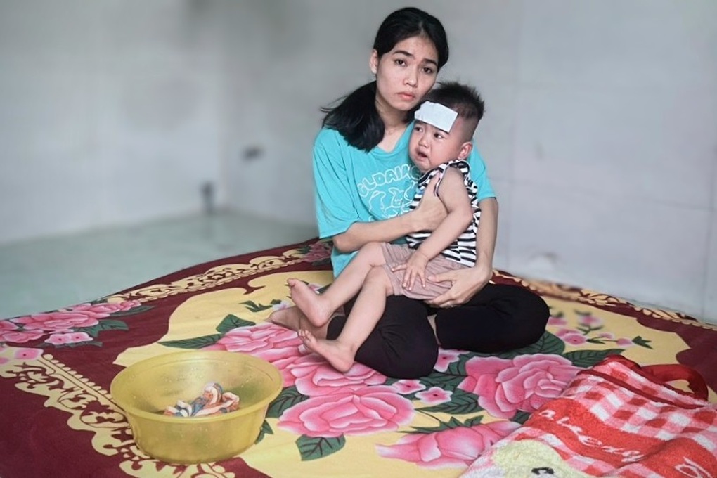 Người mẹ trẻ cầu mong kéo dài mạng sống cho bé trai 3 tuổi mắc bệnh hiếm - 1 Người mẹ trẻ cầu mong kéo dài mạng sống cho bé trai 3 tuổi mắc bệnh hiếm - 1