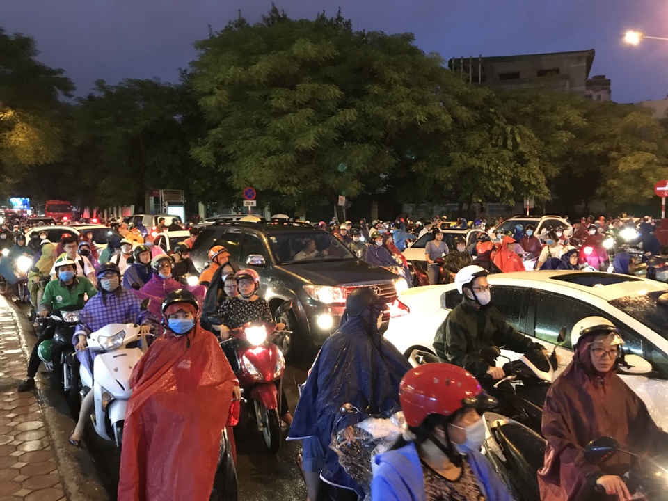 Đường phố Hà Nội ùn tắc kéo dài hàng cây số sau cơn mưa lớn chiều tan tầm - 3 Đường phố Hà Nội ùn tắc kéo dài hàng cây số sau cơn mưa lớn chiều tan tầm - 3