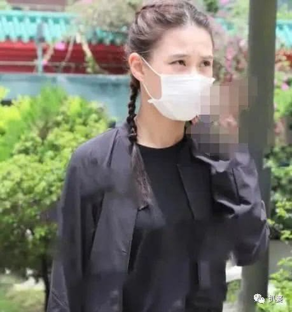 Siêu mẫu Hề Mộng Dao xuất hiện cùng chồng trong tang lễ “vua sòng bạc” - 2 Siêu mẫu Hề Mộng Dao xuất hiện cùng chồng trong tang lễ “vua sòng bạc” - 2