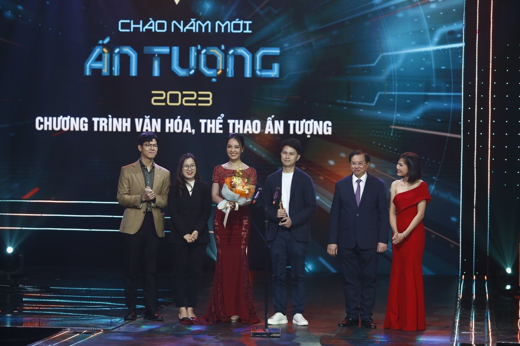 Á hậu Thụy Vân: NSND Công Lý đang rất áp lực - 1 Á hậu Thụy Vân: NSND Công Lý đang rất áp lực - 1