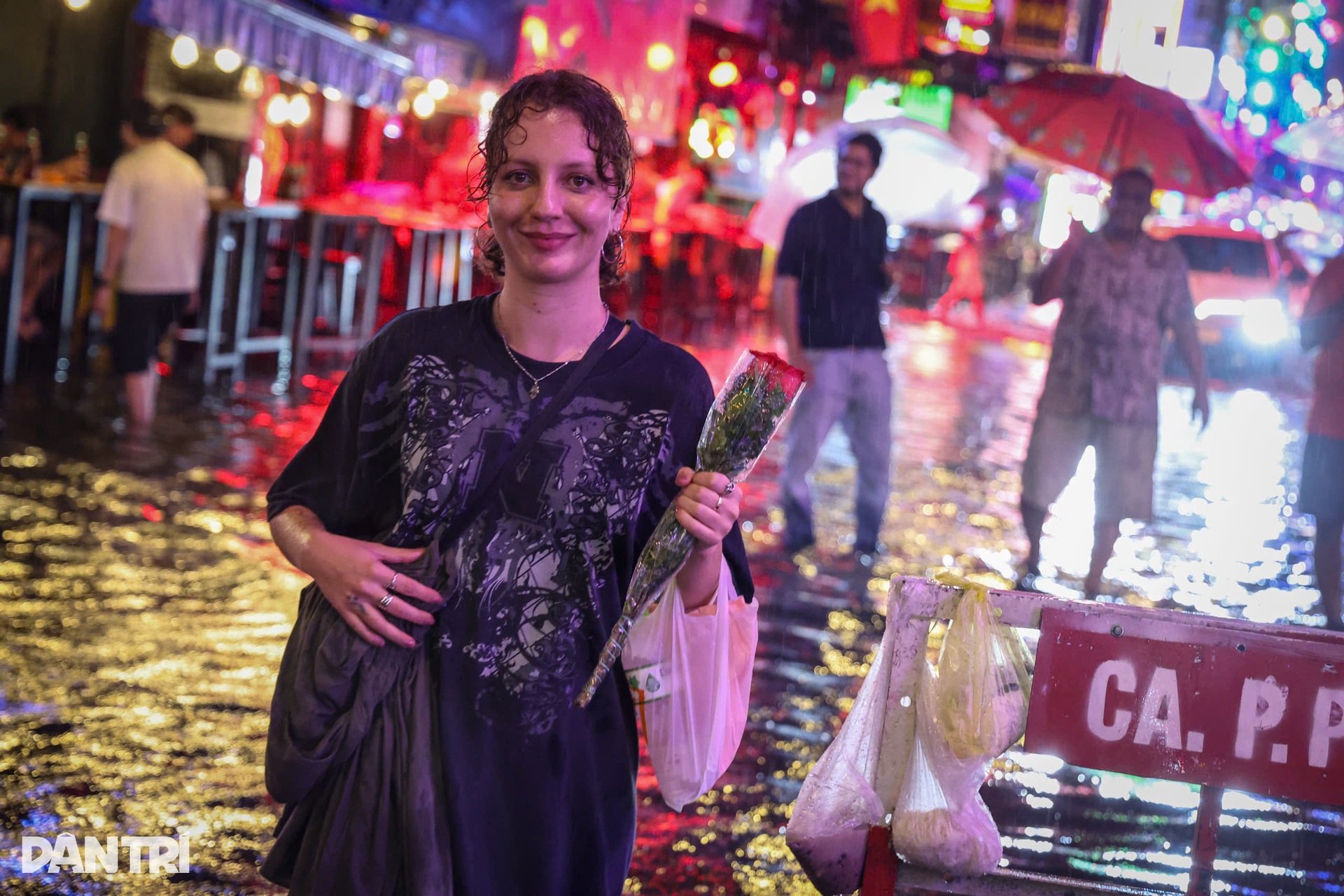 Phố Tây Bùi Viện thành “biển nước” giữa đêm mưa lớn ở trung tâm TPHCM - 6 Phố Tây Bùi Viện thành “biển nước” giữa đêm mưa lớn ở trung tâm TPHCM - 6