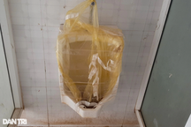 Cảnh nhếch nhác, hoang tàn trong nhà vệ sinh công cộng