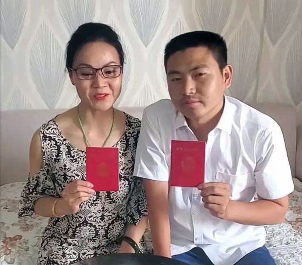 Chàng 30 cưới vợ 56 tuổi, ngoại hình cô dâu gây bất ngờ - 2 Chàng 30 cưới vợ 56 tuổi, ngoại hình cô dâu gây bất ngờ - 2