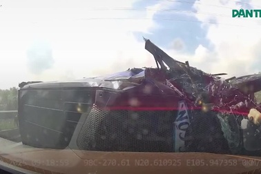 Khoảnh khắc ô tô limousine tông thẳng vào xe tưới cây trên cao tốc