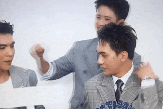 Ba mỹ nam Mưa đỏ: "Cảnh cởi áo khoe cơ bắp 6 múi không phải để câu view"