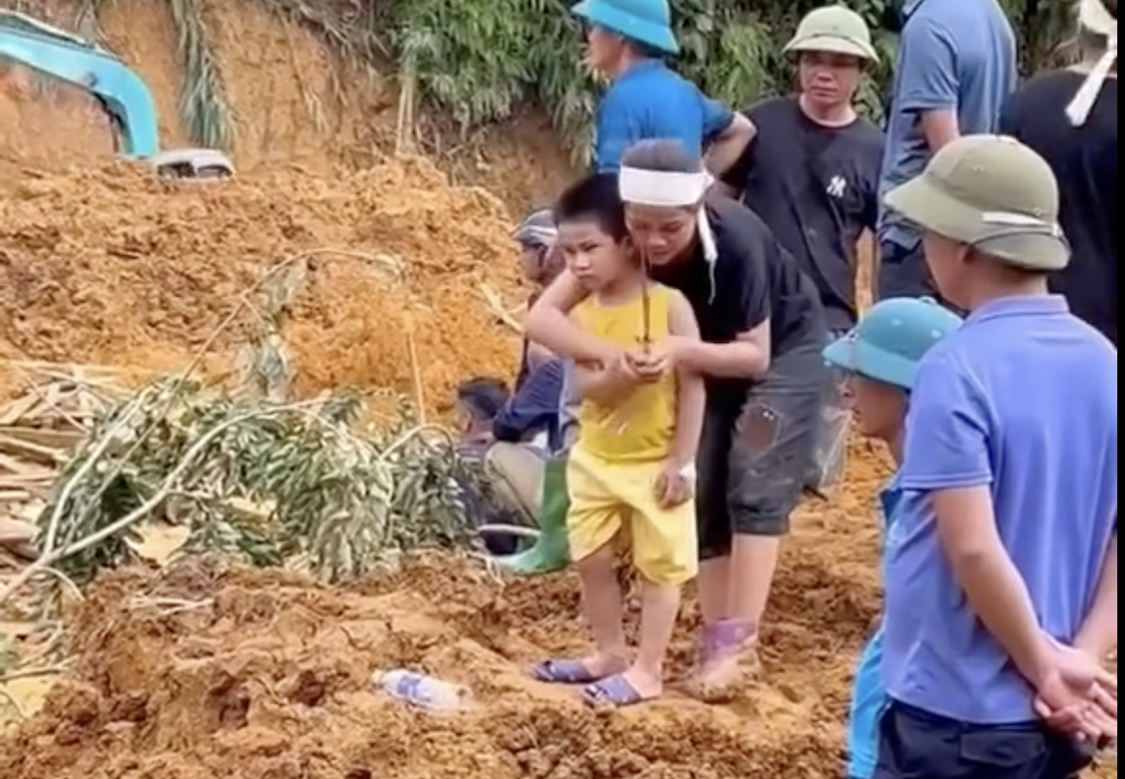 Ôm con thơ mỏi mòn ngóng chồng nằm dưới biển đất mênh mông - 2 Ôm con thơ mỏi mòn ngóng chồng nằm dưới biển đất mênh mông - 2