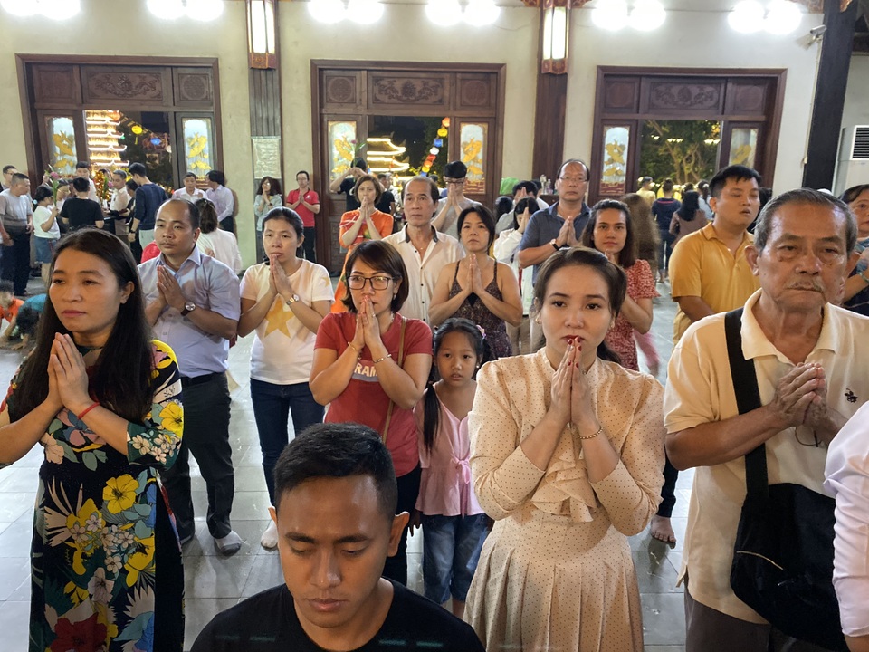 Sau giao thừa, nhiều người đi chùa cầu bình an - 3 Sau giao thừa, nhiều người đi chùa cầu bình an - 3