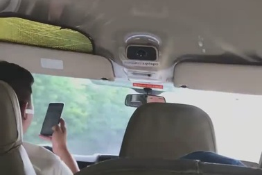 Giật mình tài xế xe khách vừa lái vừa... dán mắt vào điện thoại