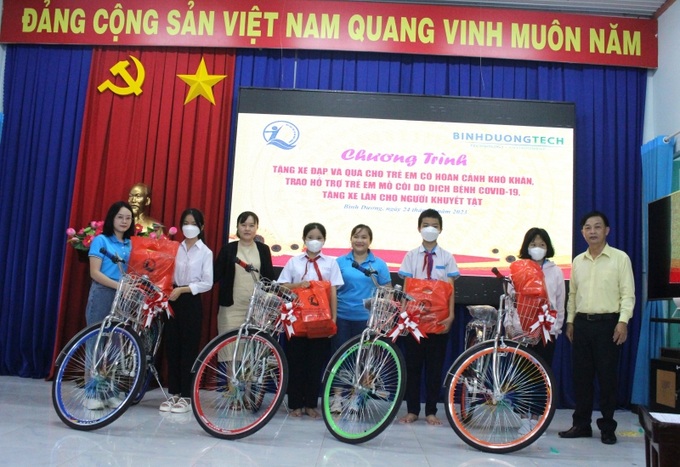 Đại diện nhà tài trợ và Quỹ Bảo trợ trẻ em cùng chính quyền địa phương trao xe đạp cho các em học sinh có hoàn cảnh khó khăn.