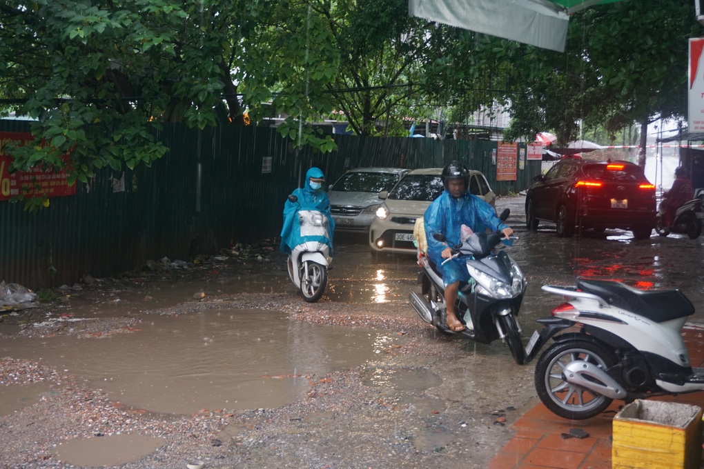 Người dân kêu trời vì con đường đau khổ, toàn ổ voi, ổ gà - 6 Người dân kêu trời vì con đường đau khổ, toàn ổ voi, ổ gà - 6