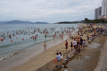 Bãi biển Nha Trang đông nghịt người trong ngày Tết Đoan Ngọ
