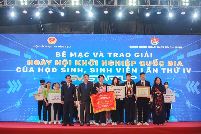 Thứ trưởng Bộ GD&ĐT Ngô Thị Minh trao giải nhất cho khối học sinh.