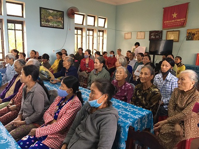 Chi hội Thiện nguyện Tp Hồ Chí Minh thăm - tặng quà đồng bào miền Trung sau lũ - Ảnh 1.