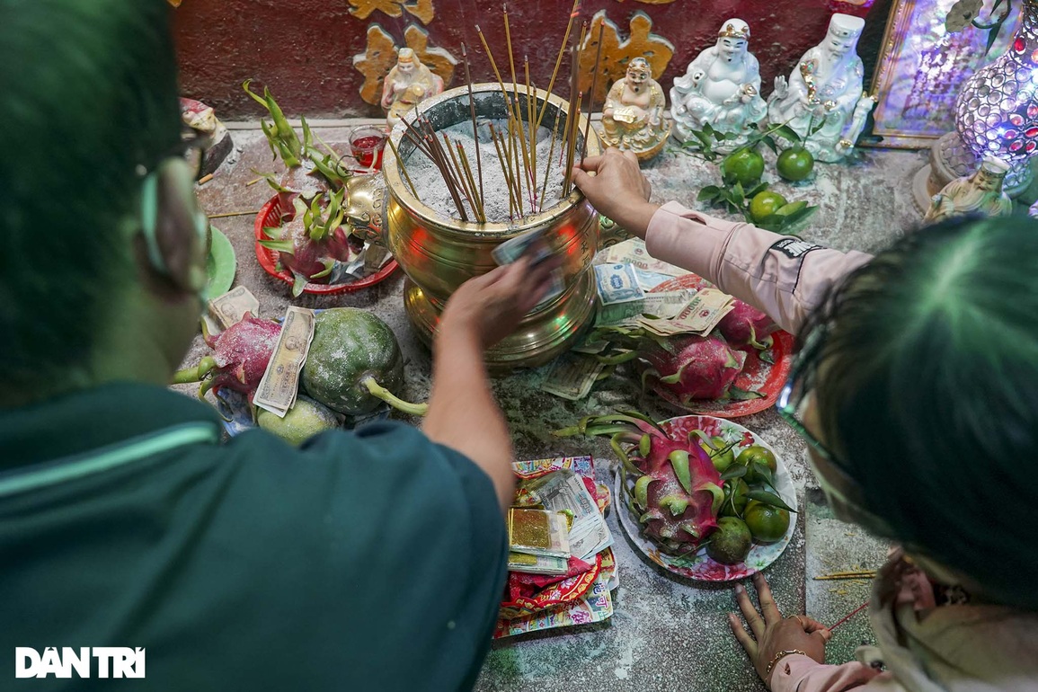 Đông đảo du khách lễ chùa Bà Thiên Hậu ở Bình Dương dịp rằm tháng Giêng - 5 Đông đảo du khách lễ chùa Bà Thiên Hậu ở Bình Dương dịp rằm tháng Giêng - 5