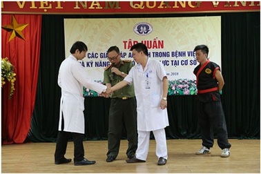 Bệnh viện mời công an, võ sư dạy "chiêu" kỹ năng tự vệ cho nhân viên y tế