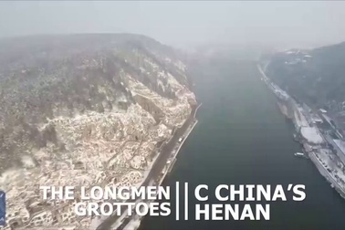 Hang đá chứa hơn 100.000 pho tượng Phật