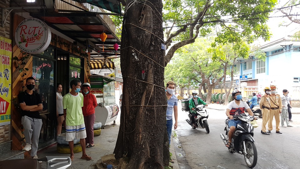 Ngôi nhà 2 tầng bốc cháy, 1 chiến sĩ bị thương khi dập lửa - 6 Ngôi nhà 2 tầng bốc cháy, 1 chiến sĩ bị thương khi dập lửa - 6