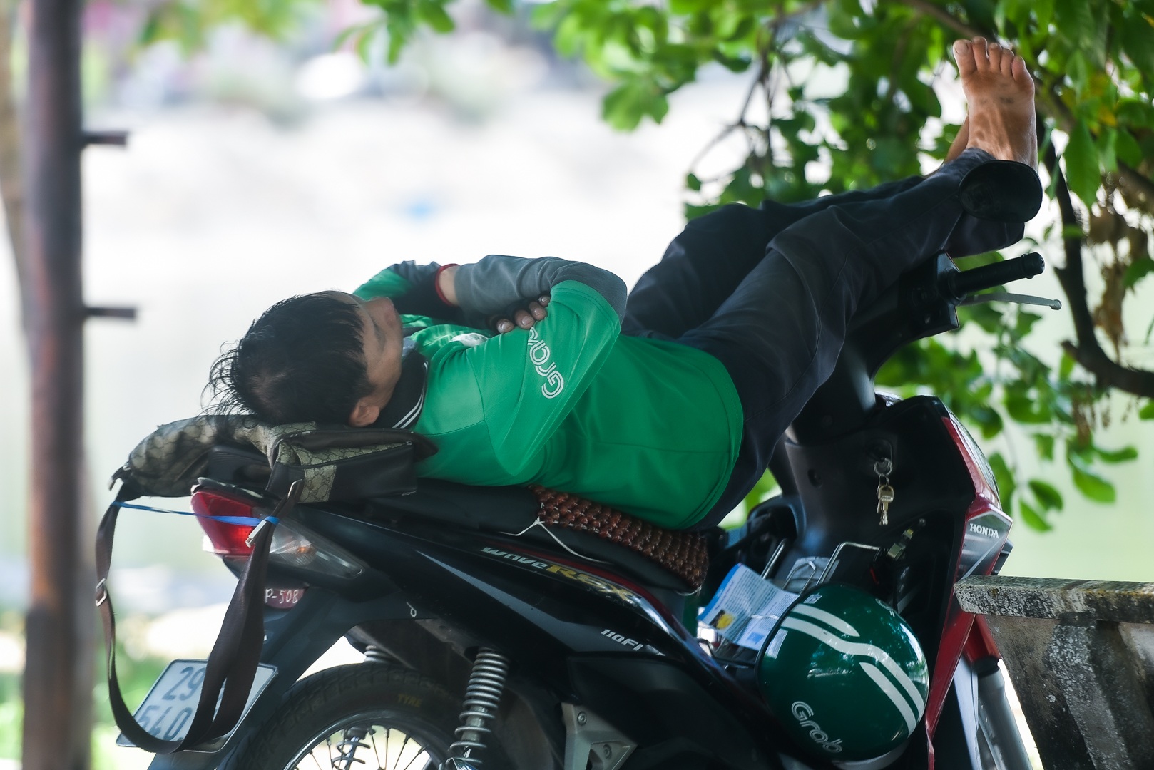 Người dân gồng mình mưu sinh dưới cái nắng cháy da của thủ đô - 19 Người dân gồng mình mưu sinh dưới cái nắng cháy da của thủ đô - 19