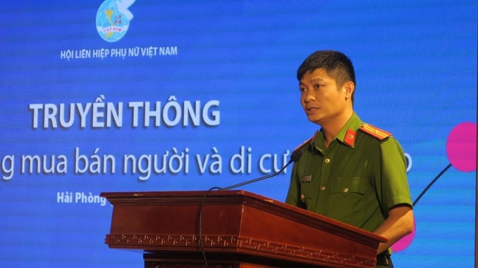 Thiếu tá Vũ Hữu Hiệu – Phó Đội trưởng đội 4 – Phòng Cảnh sát hình sự - Công an thành phố Hải Phòng chia sẻ tại một Hội nghị về tội phạm mua bán người, và những phương thức, thủ đoạn của tội phạm mua bán người, cũng như các kiến thức, kĩ năng để phòng, chống vấn nạn trên. (Ảnh tư liệu)