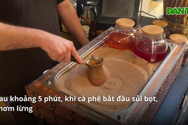 Cận cảnh cách pha cà phê vùi cát ở Thổ Nhĩ Kỳ