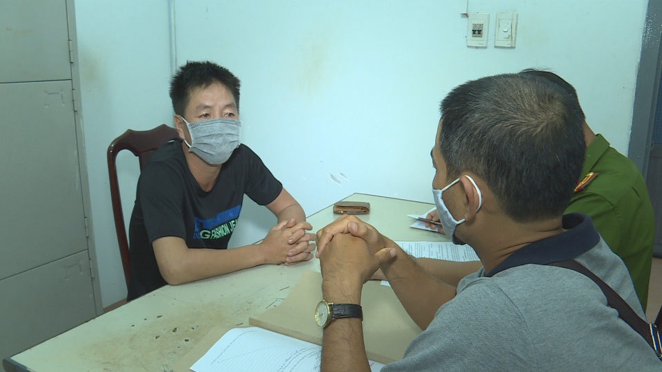 Nhân viên cạo mủ cao su bất ngờ bị bắt vì vụ án 2 năm trước - 1