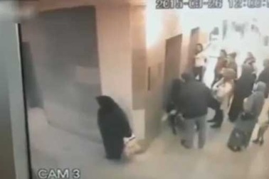 "Phóng uế" giữa hành lang bệnh viện rồi thản nhiên bỏ đi