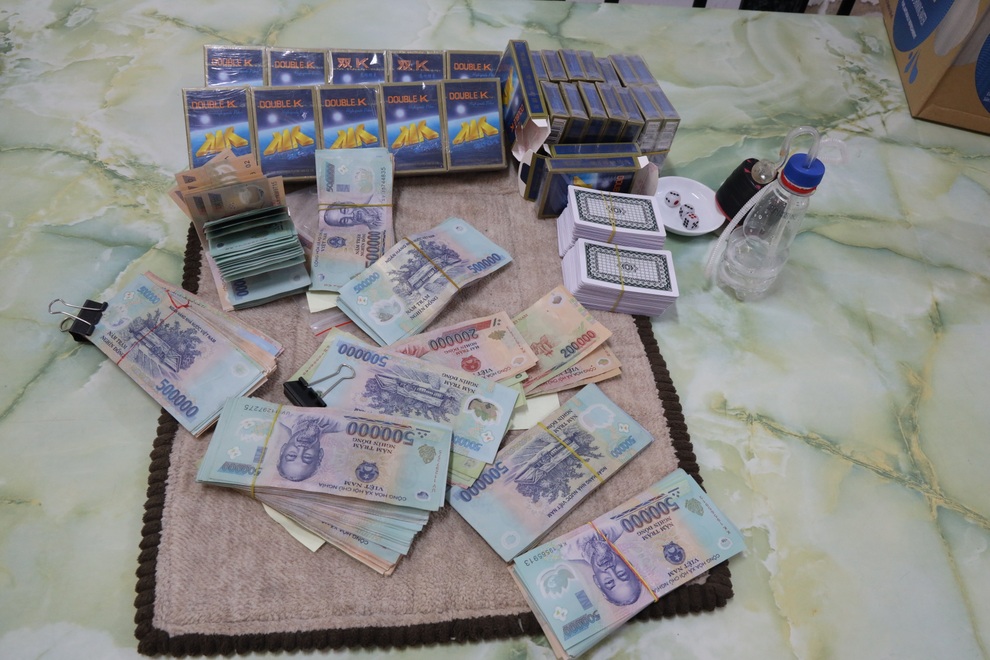 Mùa dịch, hàng chục con bạc vẫn tụ tập, quần nhau trong phòng kín - 2 Mùa dịch, hàng chục con bạc vẫn tụ tập, quần nhau trong phòng kín - 2