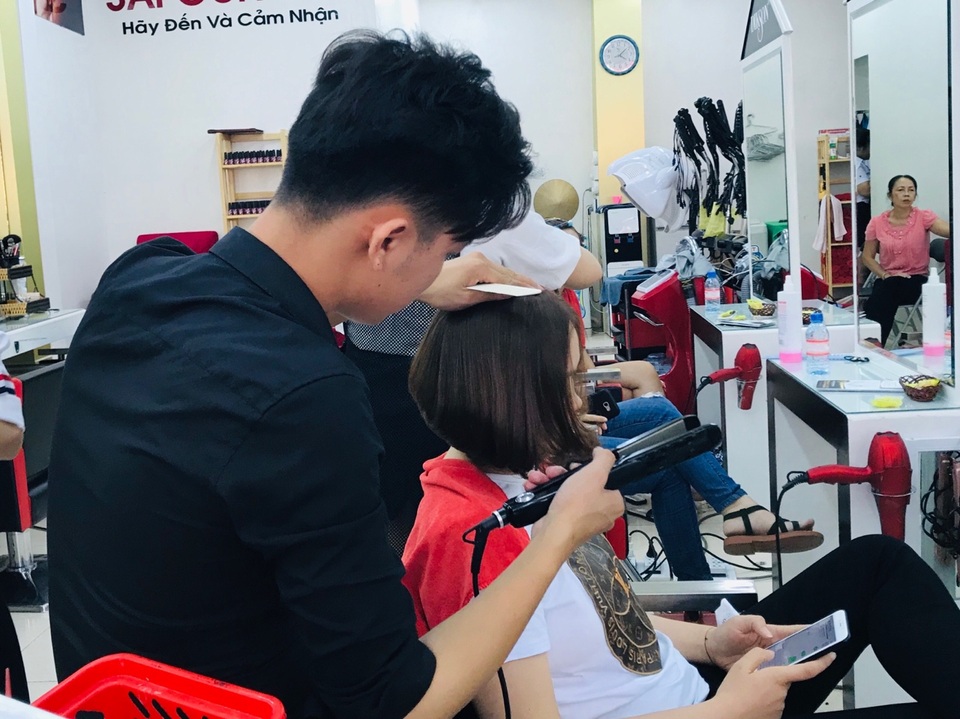 Cả nhà đi cắt tóc, gội đầu, ăn uống cho đã... trước giờ giới nghiêm - 1 Cả nhà đi cắt tóc, gội đầu, ăn uống cho đã... trước giờ giới nghiêm - 1