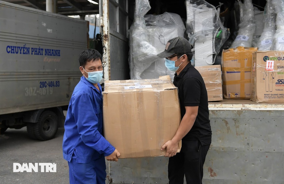 Chuyến tàu đặc biệt chuyển hàng trăm thiết bị y tế vào TPHCM - 4 Chuyến tàu đặc biệt chuyển hàng trăm thiết bị y tế vào TPHCM - 4