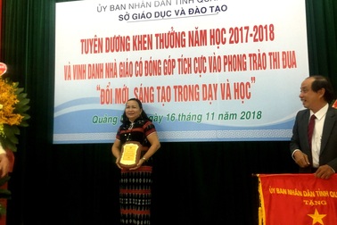 "Người mẹ" của hàng trăm học sinh đồng bào Cơtu