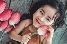 Bé gái 4 tuổi Hà Nội diễn cực đáng yêu bên hoa sen