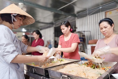 Bếp ăn tình thương "đỏ lửa" từ việc... dành 2.000 đồng