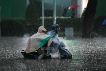 Nhà cách trường 2,5km, ông đi 4 tiếng không đón được cháu giữa mưa bão