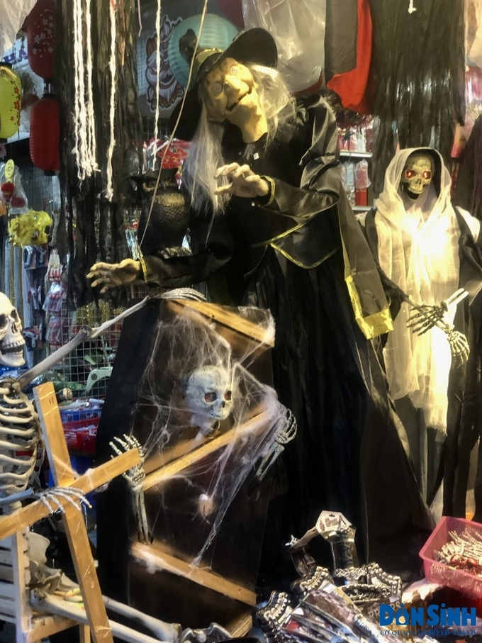Nhiều đồ trang trí kinh dị của lễ hội Halloween, khiến không ít người tuy thích thú nhưng vẫn e dè.