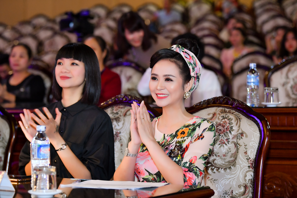 Nữ hoàng hoa hồng Bùi Thanh Hương hội ngộ siêu mẫu Hạ Vy trên ghế nóng “Người đẹp xứ Mường” - 2 Nữ hoàng hoa hồng Bùi Thanh Hương hội ngộ siêu mẫu Hạ Vy trên ghế nóng “Người đẹp xứ Mường” - 2
