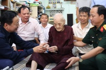 Phó Thủ tướng Trần Hồng Hà thăm, tặng quà người có công tại Đồng Nai