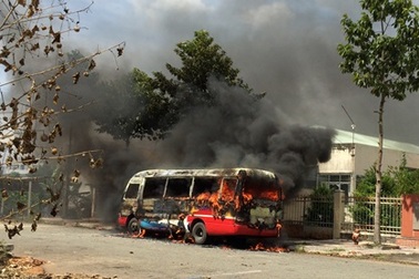 Xe buýt đang đậu bỗng dưng bốc cháy ngùn ngụt