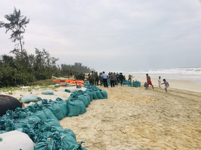 Lực lượng chức năng Thừa Thiên Huế gấp rút hỗ trợ người dân sơ tán, ứng phó bão số 13 - Ảnh 5. Lực lượng chức năng Thừa Thiên Huế gấp rút hỗ trợ người dân sơ tán, ứng phó bão số 13 - Ảnh 5.