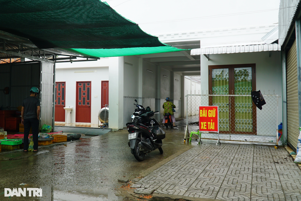 Độc đáo ngôi nhà bỏ tầng 1 làm lối vào chợ cho bà con ở Cần Thơ - 4