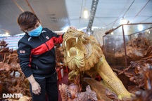 Tượng hổ bằng gỗ mun giá hơn 100 triệu đồng, chờ đại gia xuống tiền