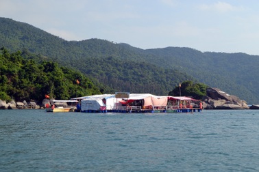 Phú Yên: Sắp xếp bè nổi phục vụ ăn uống tại các khu du lịch vào bờ trước Tết