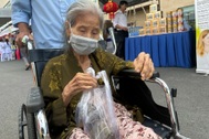 Con trai đẩy mẹ 89 tuổi liệt nửa người đi mua bánh chưng Tết trong viện