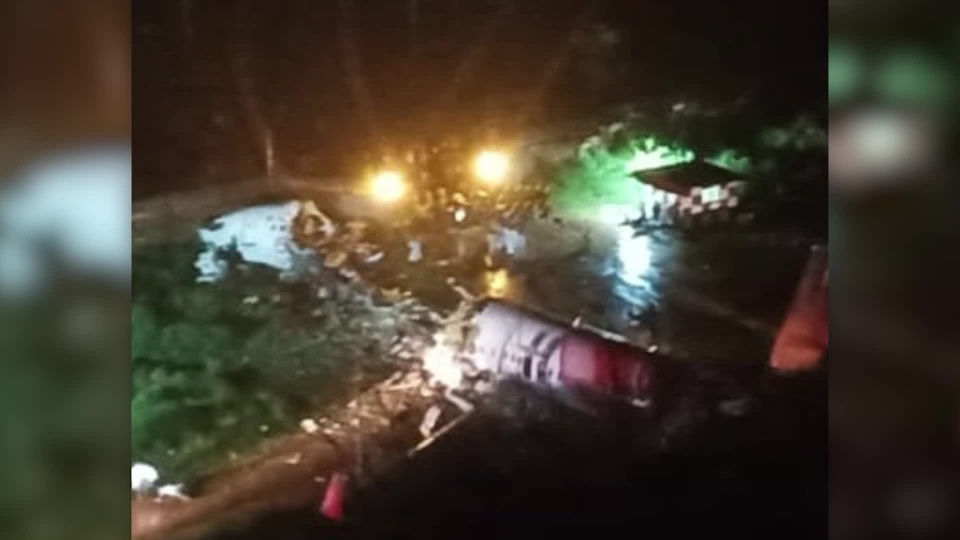 Máy bay Ấn Độ chở 191 người trượt đường băng, vỡ làm đôi - 4