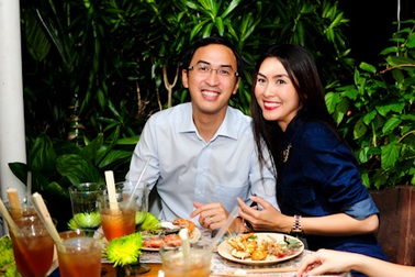 Vợ chồng Hà Tăng tình tứ đi ăn tối