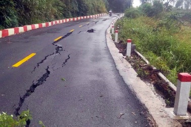 Đèo Vi Ô Lắk sạt lở, nứt toác
