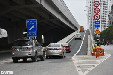 Chính thức thông xe hệ thống đường dẫn lên xuống cầu cạn dài nhất Hà Nội